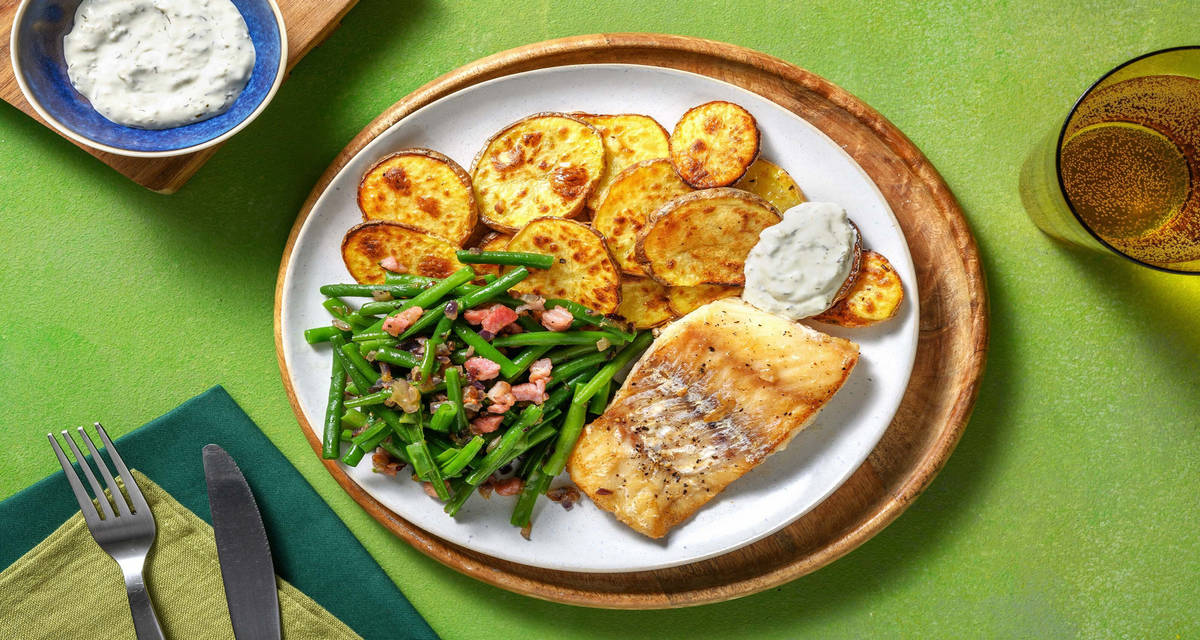 Filet d'églefin au bacon et haricots verts Avec des tranches de pommes de terre rissolées et une sauce ravigote