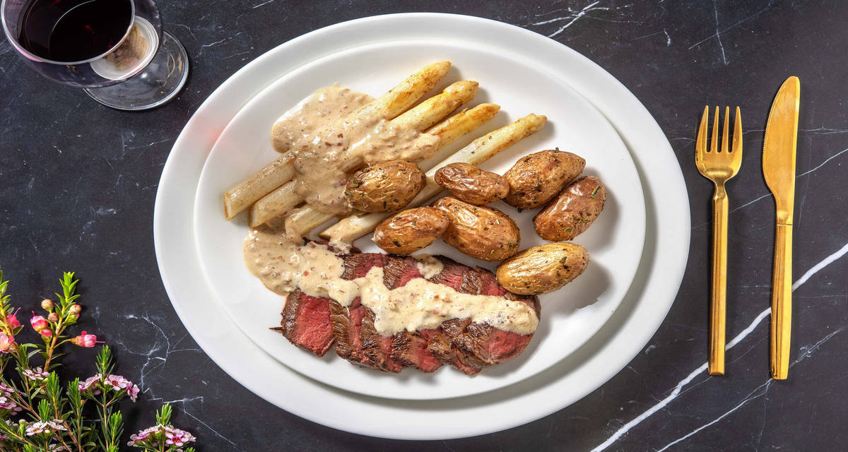 Pavé de bœuf & asperges blanches avec des grenailles & une sauce à la moutarde