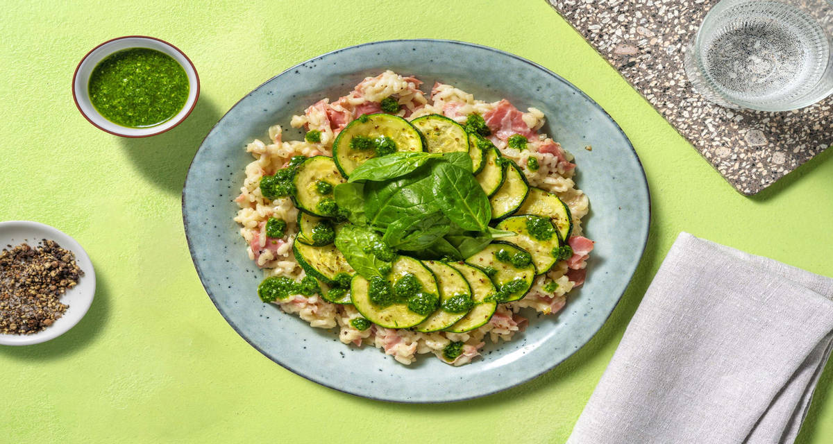 Risotto crémeux au citron et pesto d’épinards courgette rôtie, jambon et basilic frais