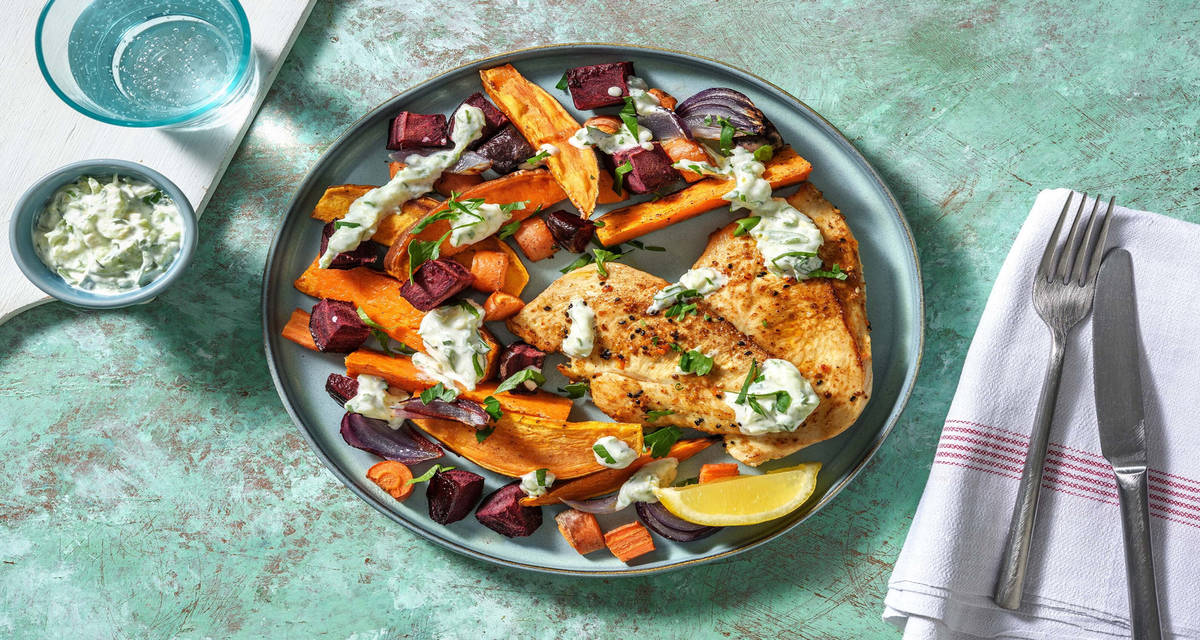 Pandestegt kyllingebryst med bagte grøntsager & tzatziki