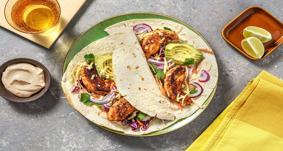 Fajitas de poulet à l'avocat avec une sauce blanche au paprika et du cheddar