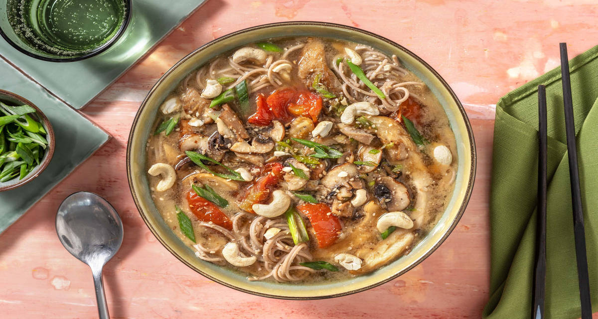 Soupe de nouilles soba aux champignons avec du miso blanc & des noix de cajou grillées