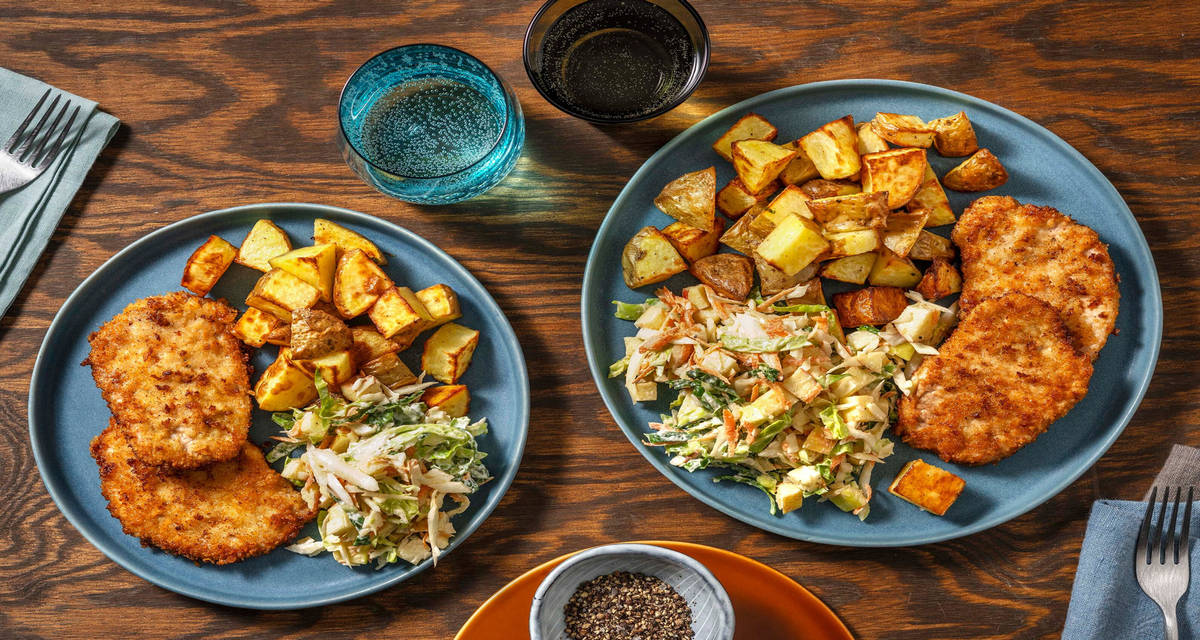 Gyllene fläskschnitzel med ugnsrostad potatis och knaprig äppelslaw