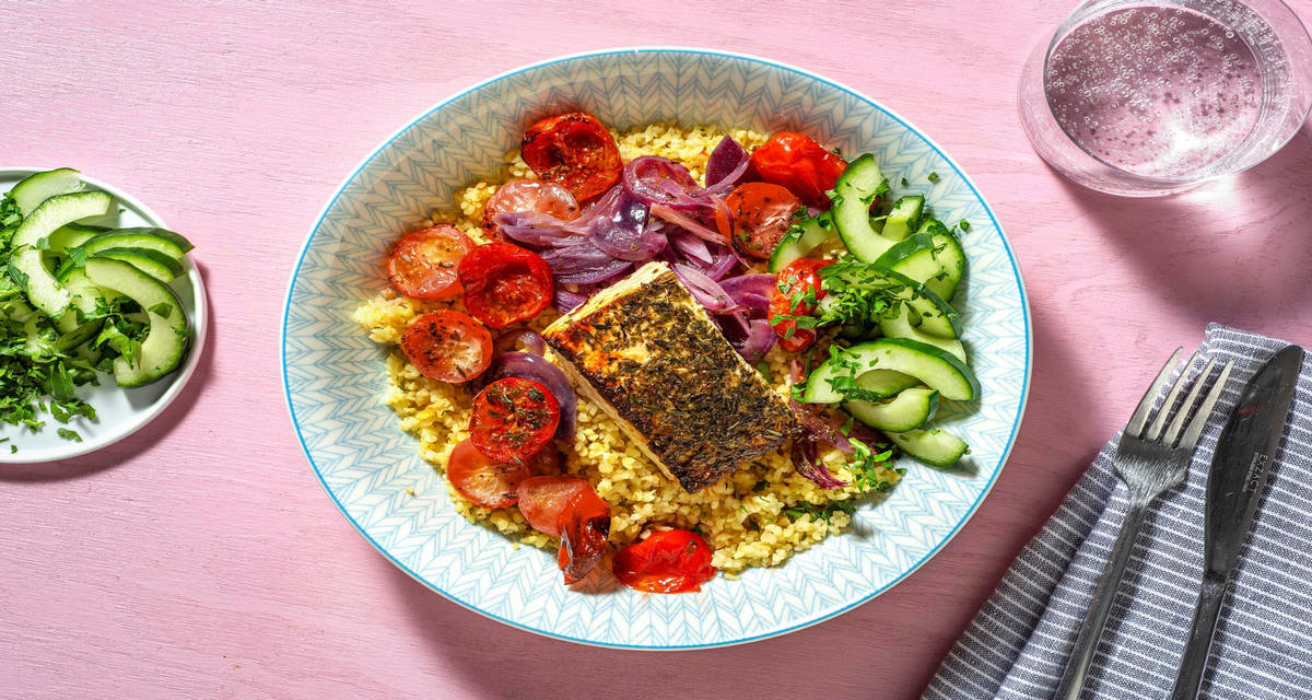 Boulgour à la grecque, tomates & fromage avec des fines herbes & du concombre