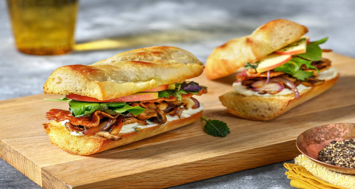 Sprød baconsandwich med balsamicostegt champignon og grøn salat