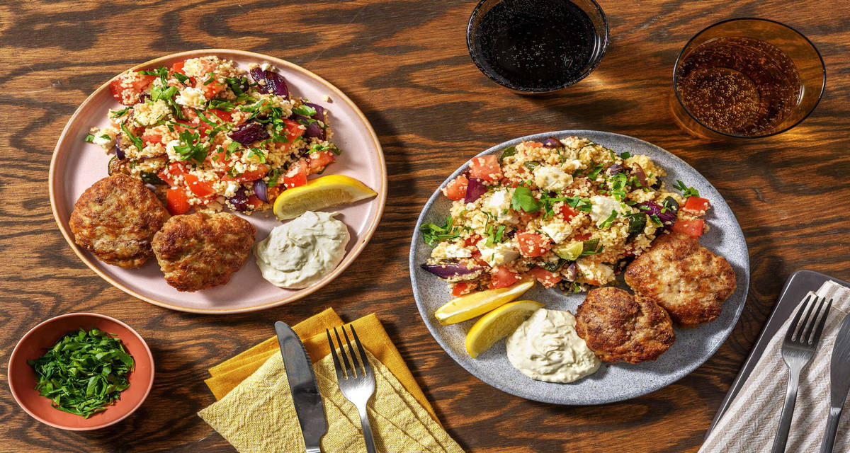 Grekiskinspirerad pannbiff med couscous och syrlig yoghurtdressing