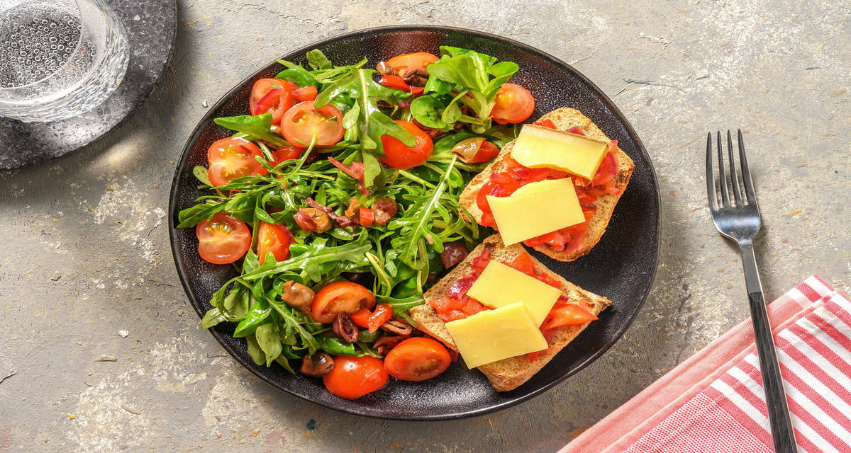 Salade & tartines à l'Ossau-Iraty avec une compotée de poivron maison et des crudités