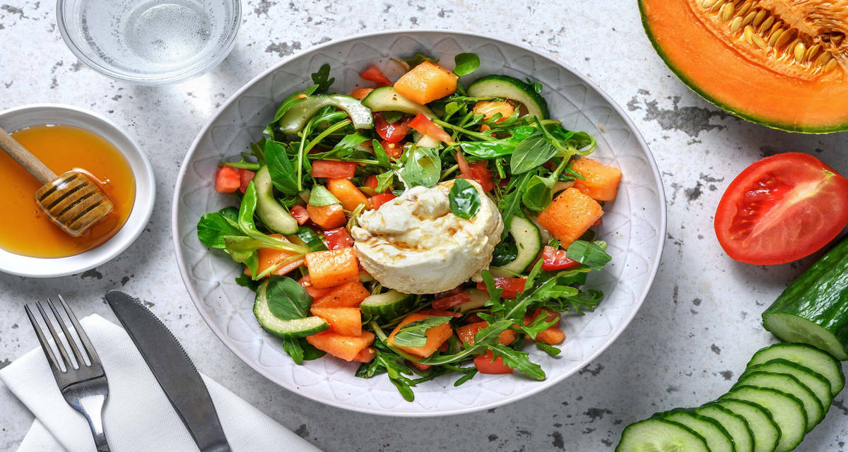 Salade estivale à la mozzarella, tomate & melon avec du concombre, de la roquette et du basilic