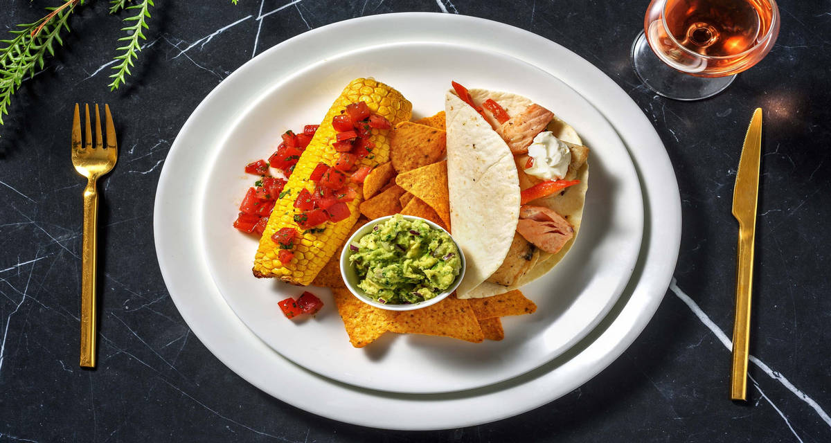 Tacos de poisson & guacamole maison avec des épis de maïs rôtis et une salsa
