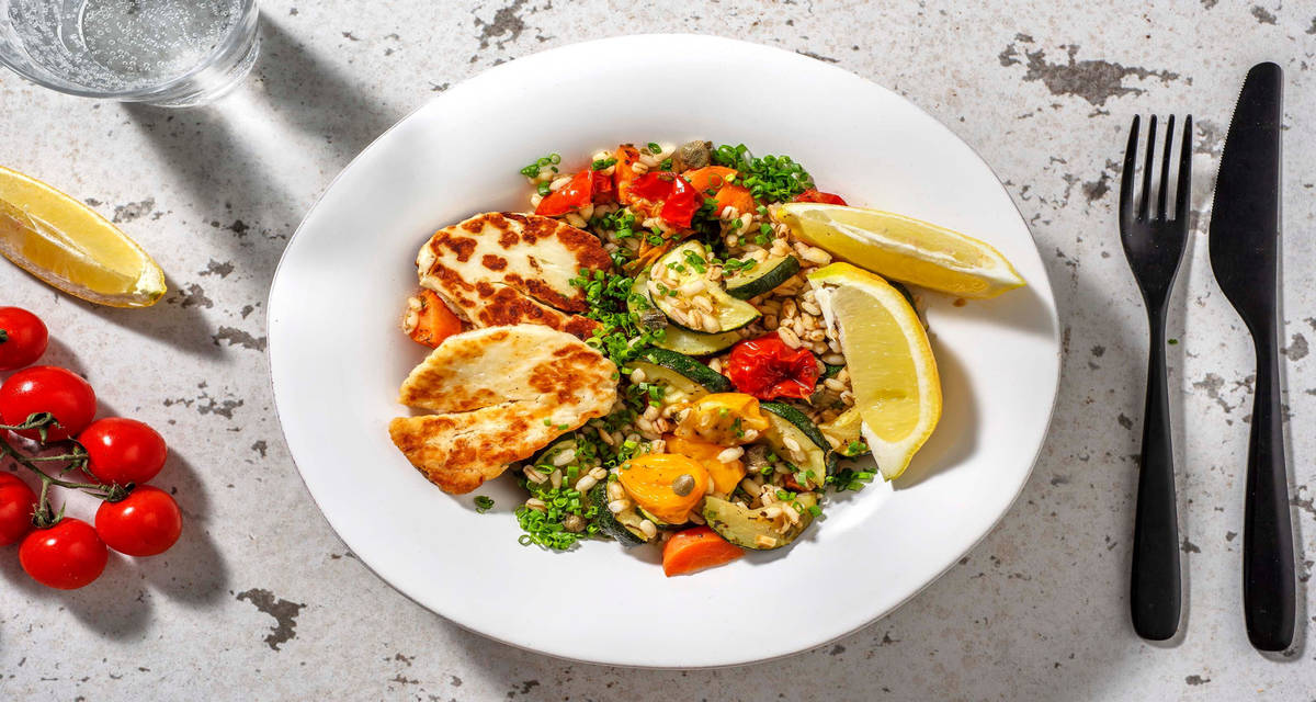 Orge perlé, halloumi grillé et ciboulette avec de la courgette et des tomates cerises rôties