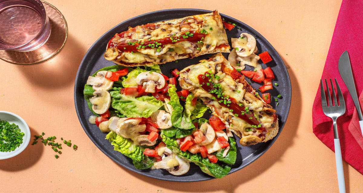 Zapiekanka polonaise aux champignons avec de l'emmental et du ketchup