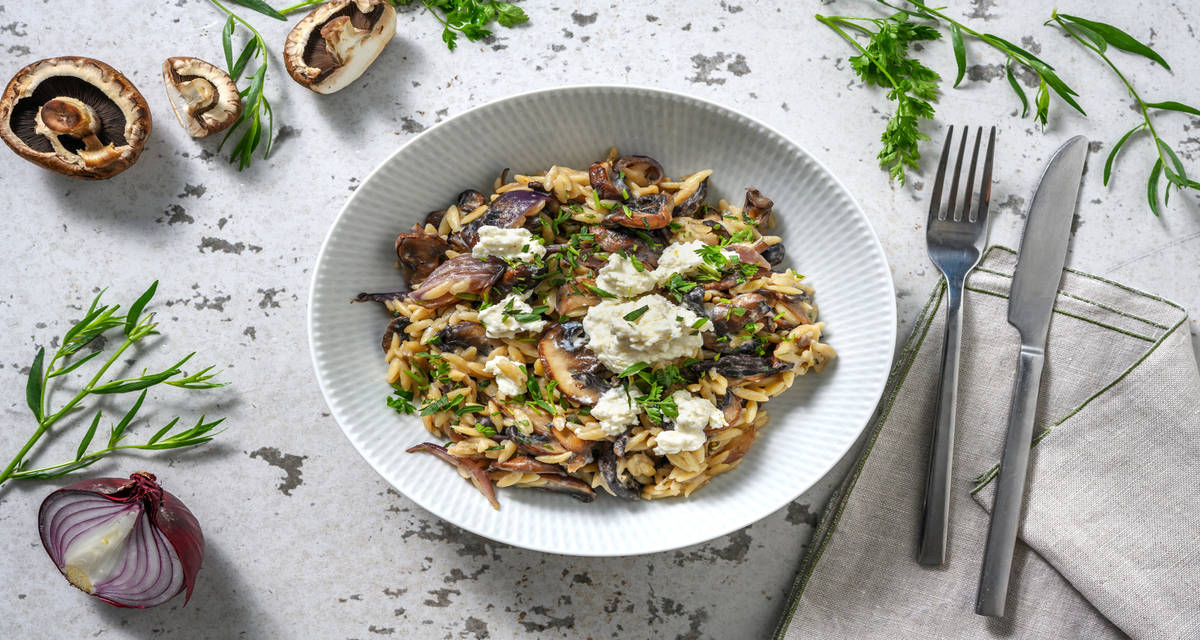 Orzo cremoso con chalota frita y portobello queso crema al limón y queso italiano curado