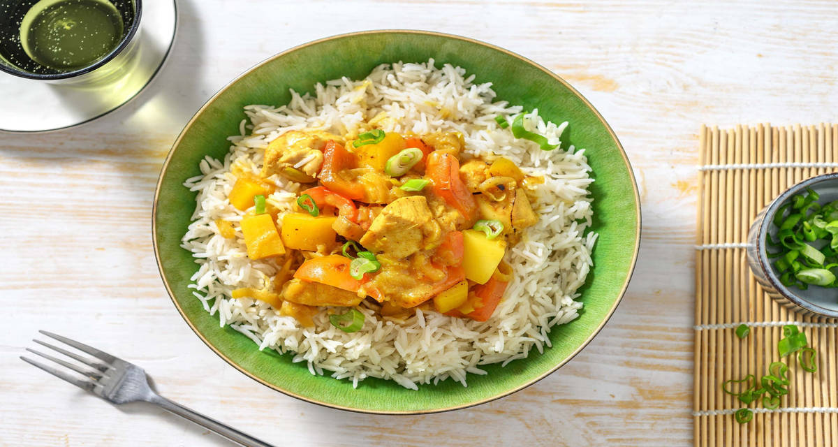 Curry japonais au poulet avec des légumes fondants et du riz basmati