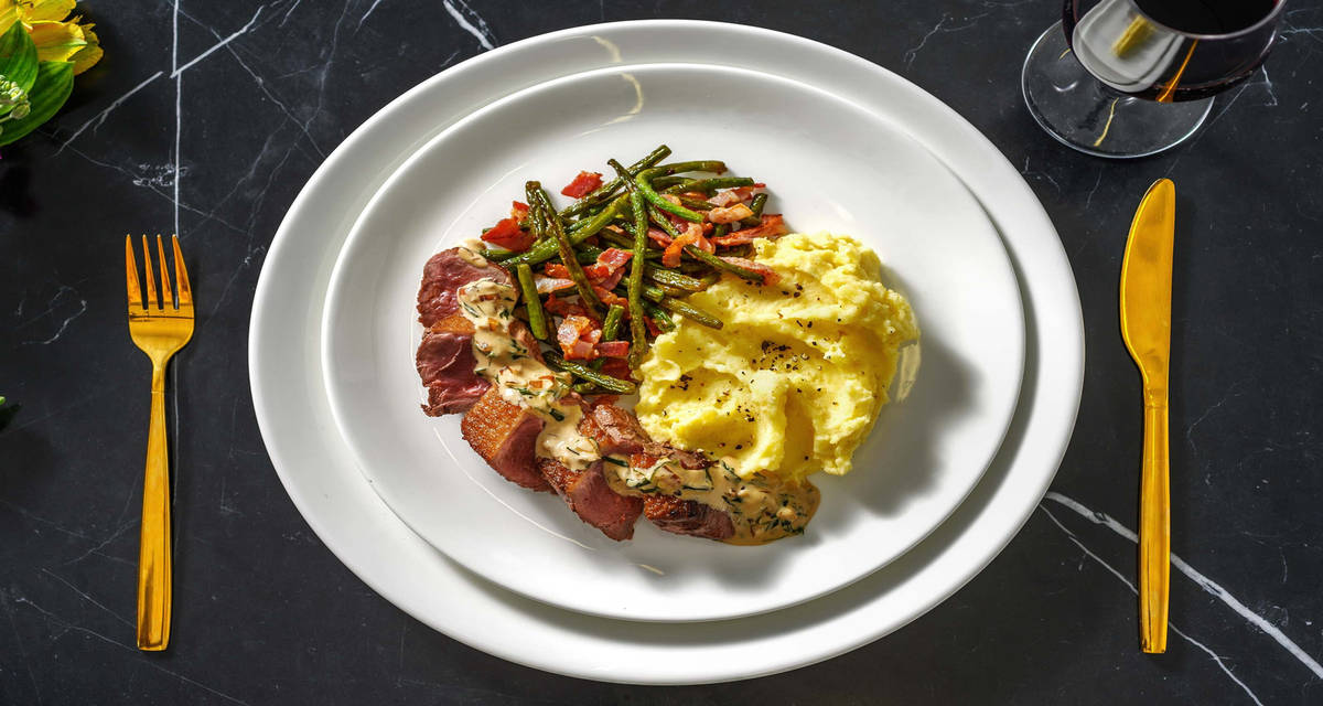 Canard, sauce estragon & purée au pecorino servi avec des haricots verts aux lardons