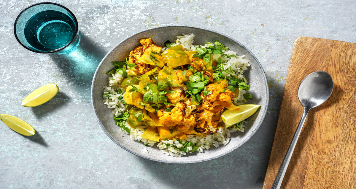 Kaeng Phet Phak: curry rojo con coliflor asada con arroz jazmín y cilantro fresco