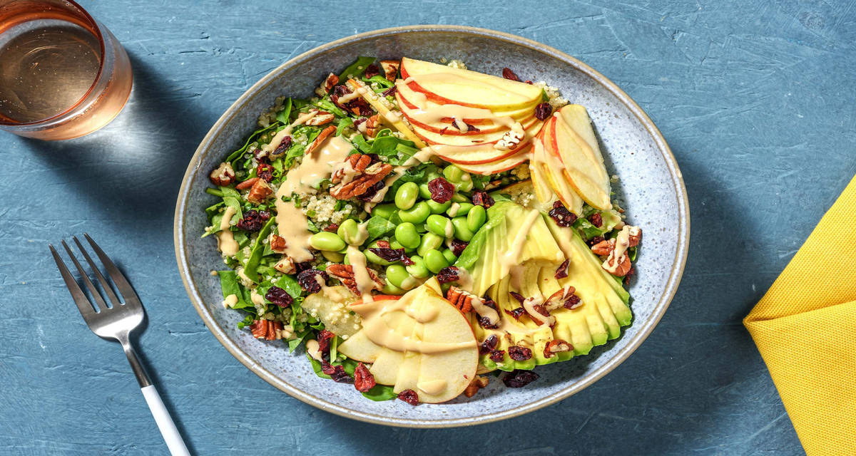Salade californienne quinoa, edamame & avocat avec des noix de pécan et des cranberries