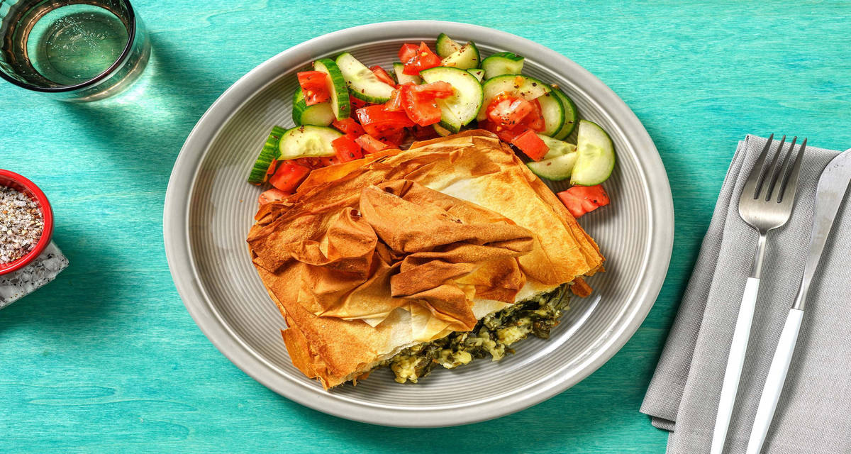 Spanakopita : friand grec aux épinards & fromage avec de l’aneth et une salade de concombre à l’origan