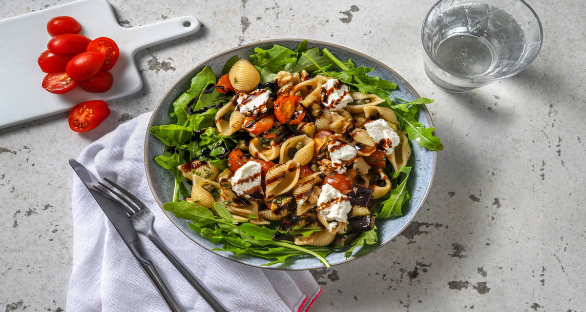 Salade de conchiglie, aubergine & ricotta avec du basilic, des olives & des câpres