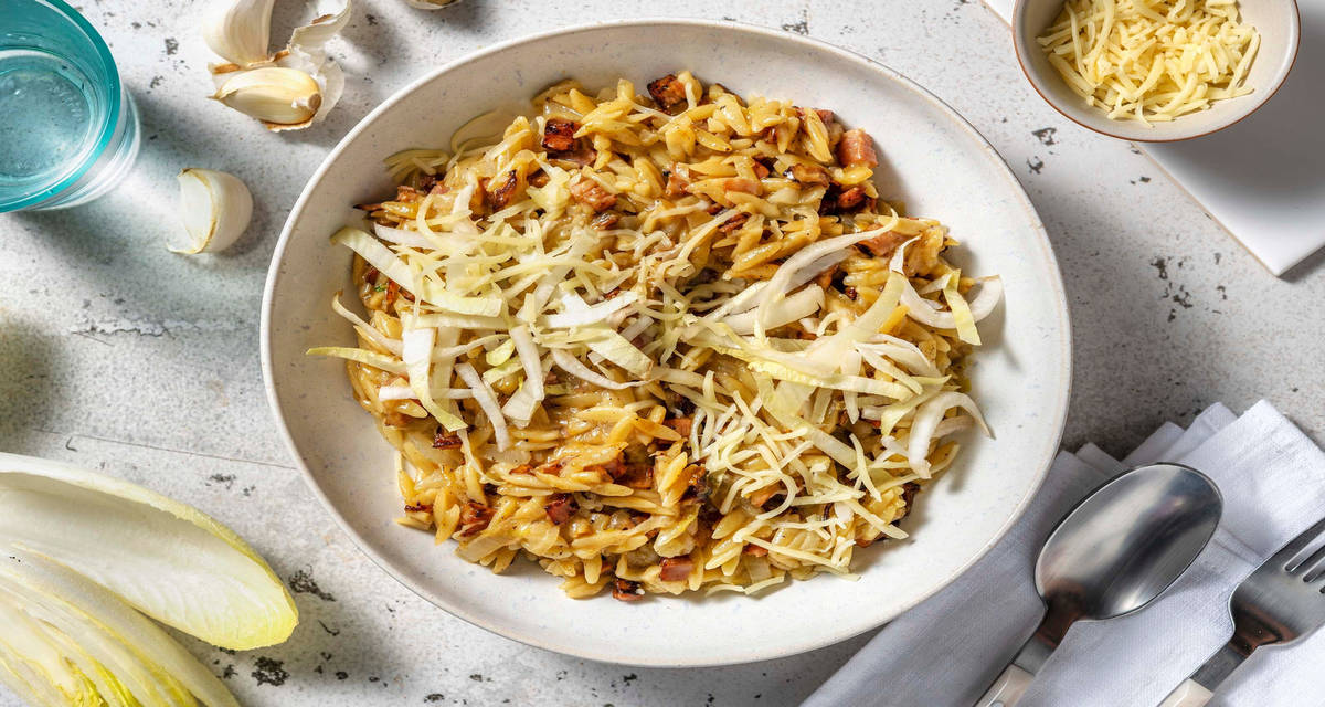Orzo fondant aux chicons préparé avec du jambon et du fromage