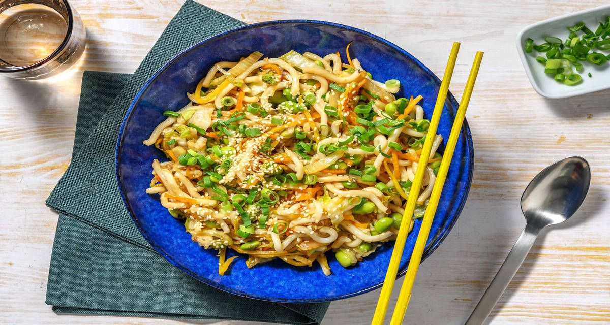 Nouilles udon sautées aux edamame & sésame avec de l'oignon nouveau et des légumes asiatiques