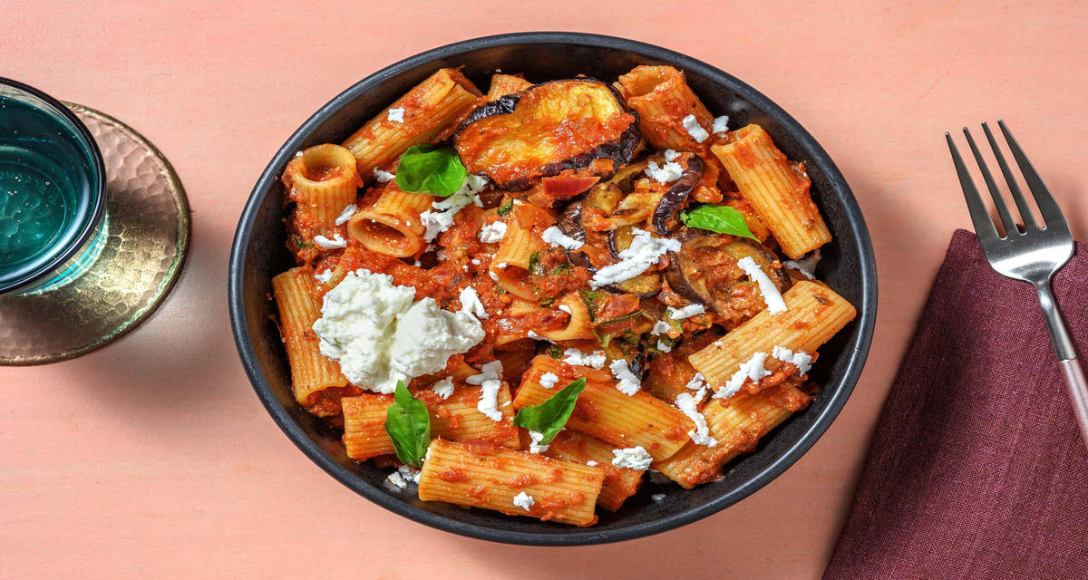 Rigatoni alla Norma, ricotta & chèvre râpé avec de l'aubergine rôtie & du basilic