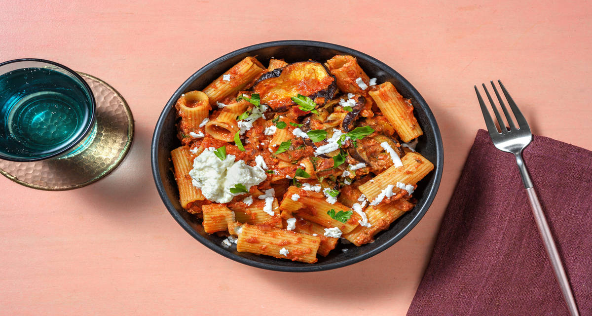 Rigatoni alla Norma, ricotta & parmigiano avec de l'aubergine rôtie & du persil