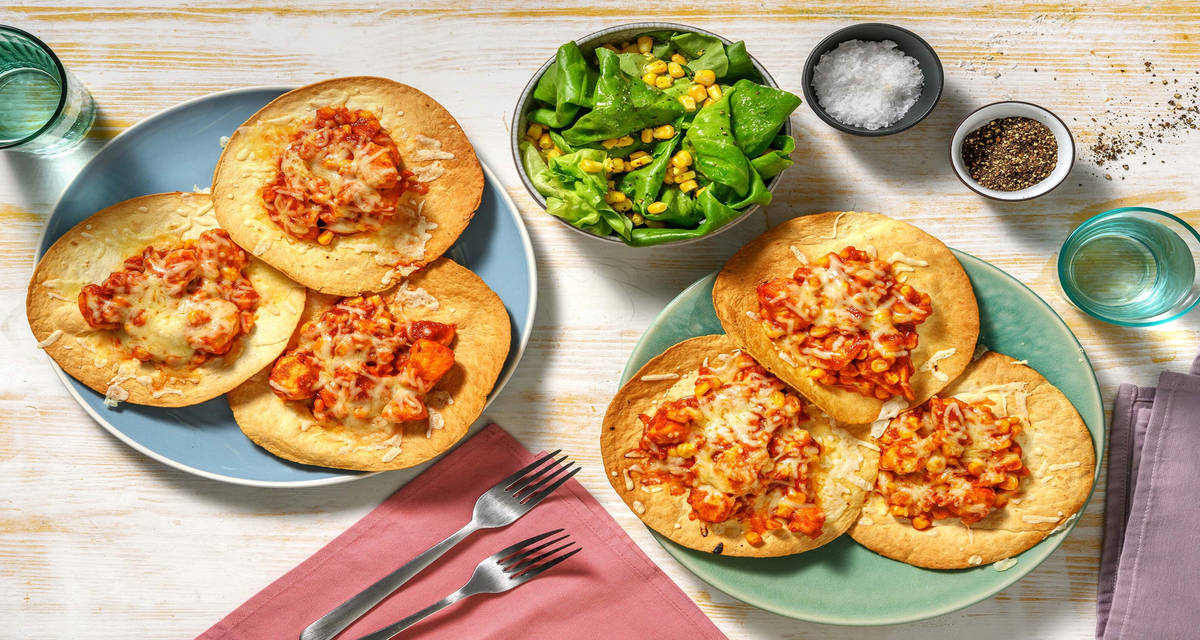 Tostadas mexicaines poulet & cheddar avec une salade et du maïs