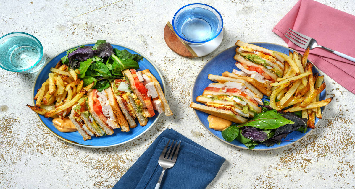 Club sandwich au poulet, avocat & bacon avec des frites et une mayonnaise au paprika