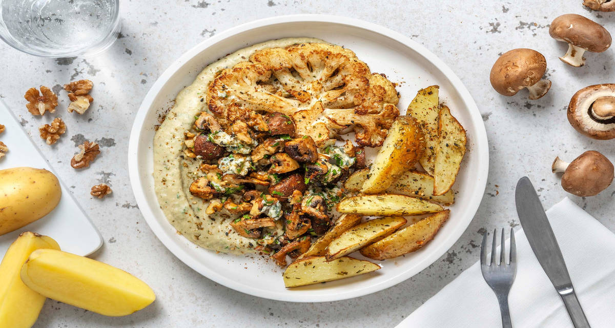 Filete de coliflor con queso azul y su puré acompañado de patatas al romero y setas especiadas