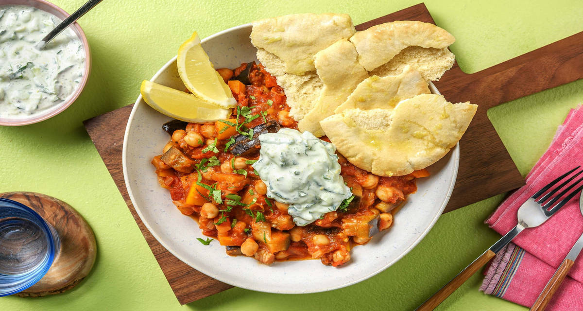 Marokkansk kikærtegryde med raita & hvidløgsbrød