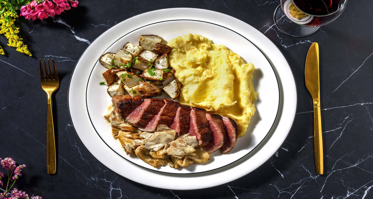 Angus Striploin med ovnbagte jordskokker, kartoffelmos & østershattesauce
