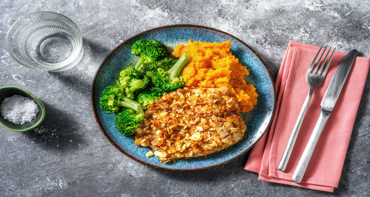 Pollo crujiente con rebozado de almendras acompañado de puré de boniato y brócoli salteado