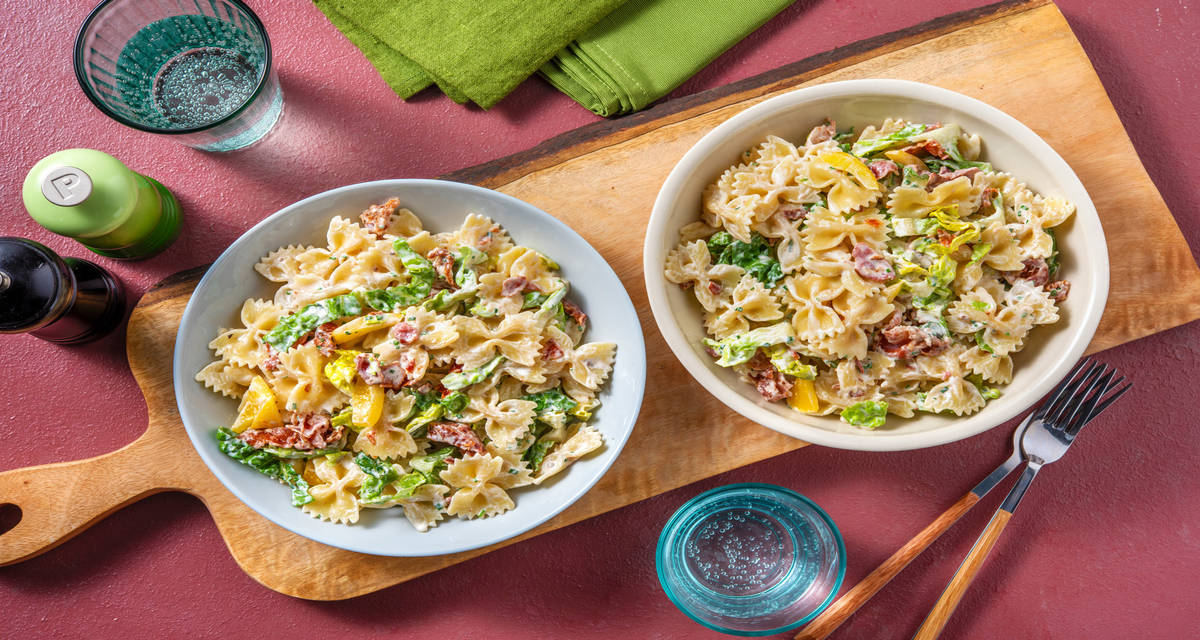 Ensalada tibia de farfalle con bacon y salsa de cebollino con tomates cherry y lechuga