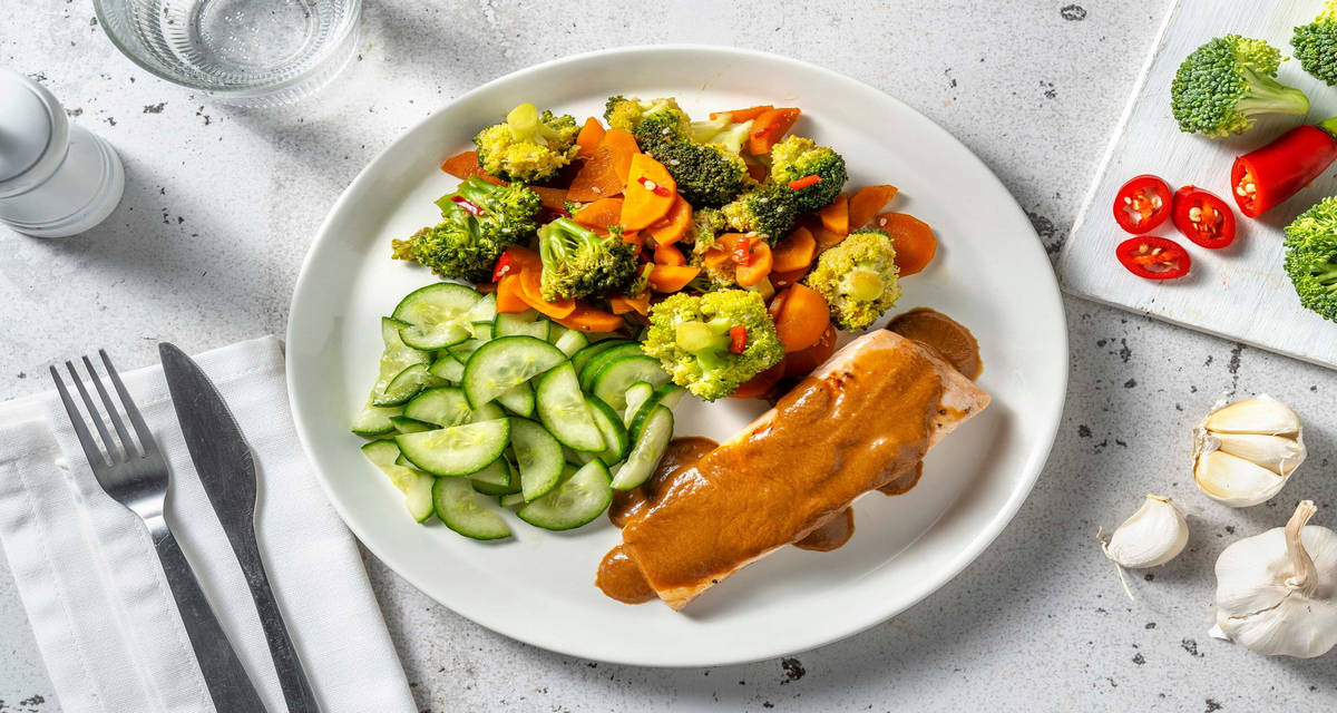 Saumon, sauce cacahuètes & wok de légumes servis avec du concombre aigre-doux