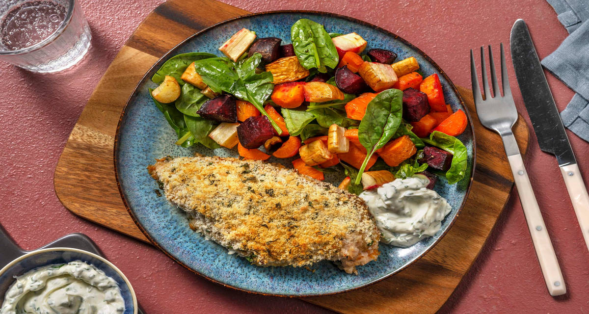 Ost- og sennepspaneret kyllingebryst med ovnbagte rodfrugter og persilledressing