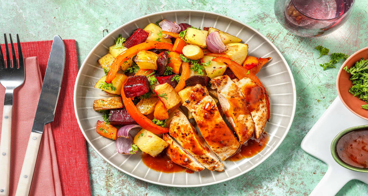 Gyldenstegt kyllingebryst med ovnbagte rodfrugter og kraftig BBQ-sauce