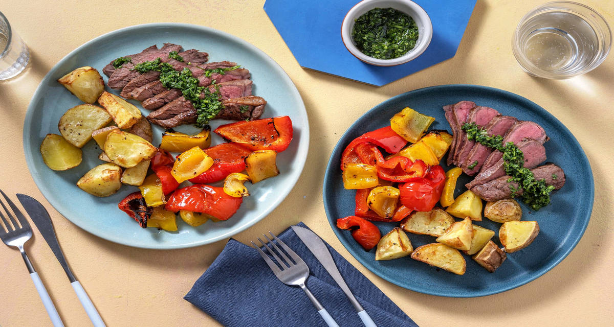 Manzo con salsa chimichurri peperoni glassati e patate al forno