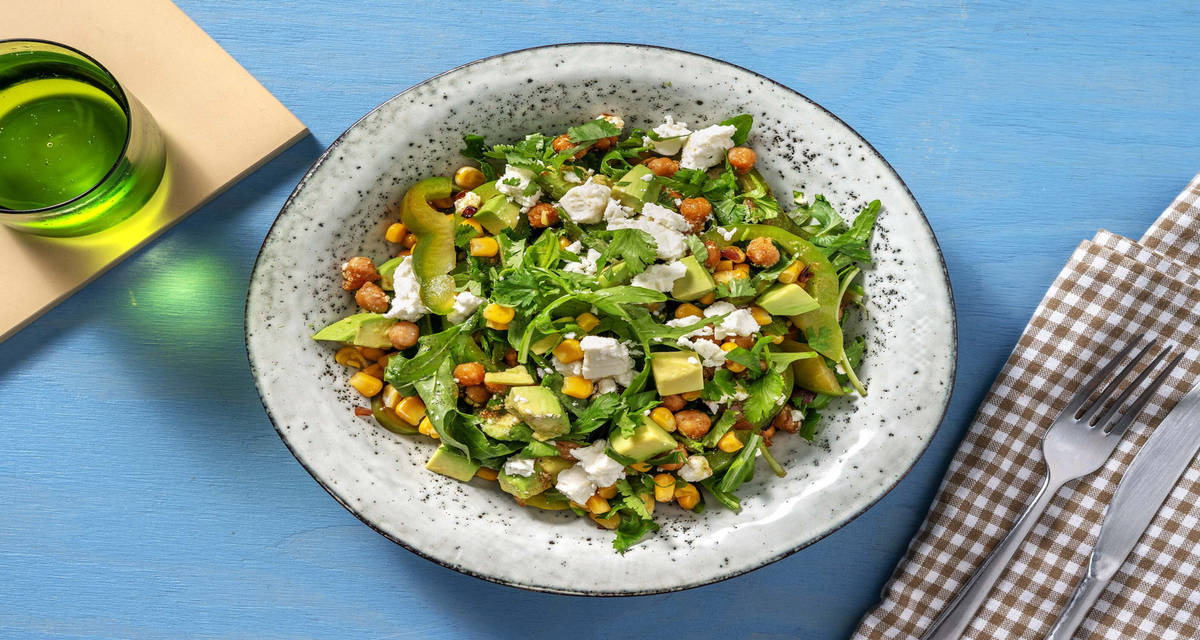 Insalata veggie di ceci arrostiti, avocado e formaggio greco con vinaigrette al cumino e coriandolo
