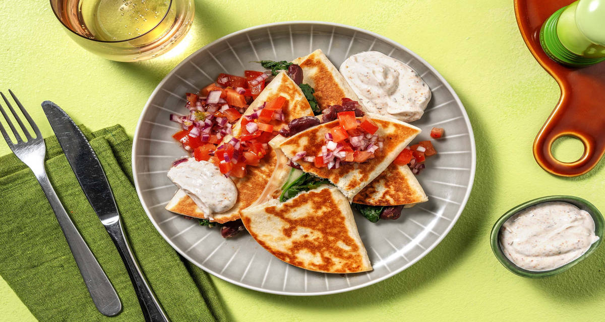 Quesadillas fondenti al formaggio con fagioli, pico de gallo e yogurt al coriandolo