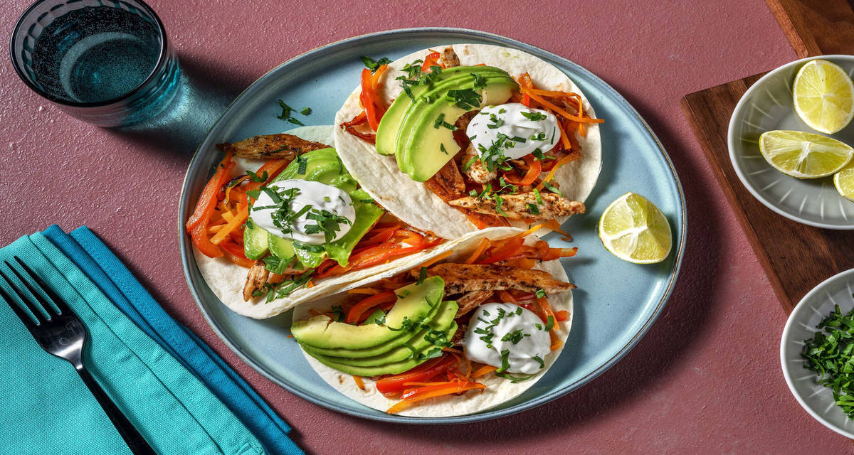 Tacos messicani di pollo e verdure saltate con avocado e prezzemolo