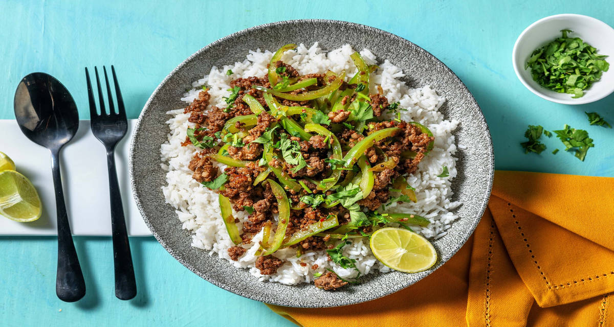 Maiale e peperoni verdi saltati alla thailandese accompagnato da riso basmati