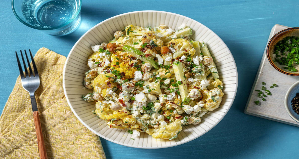 Insalata di cavolfiore arrosto, mela e formaggio greco con ceci, nocciole e salsa yogurt e lime