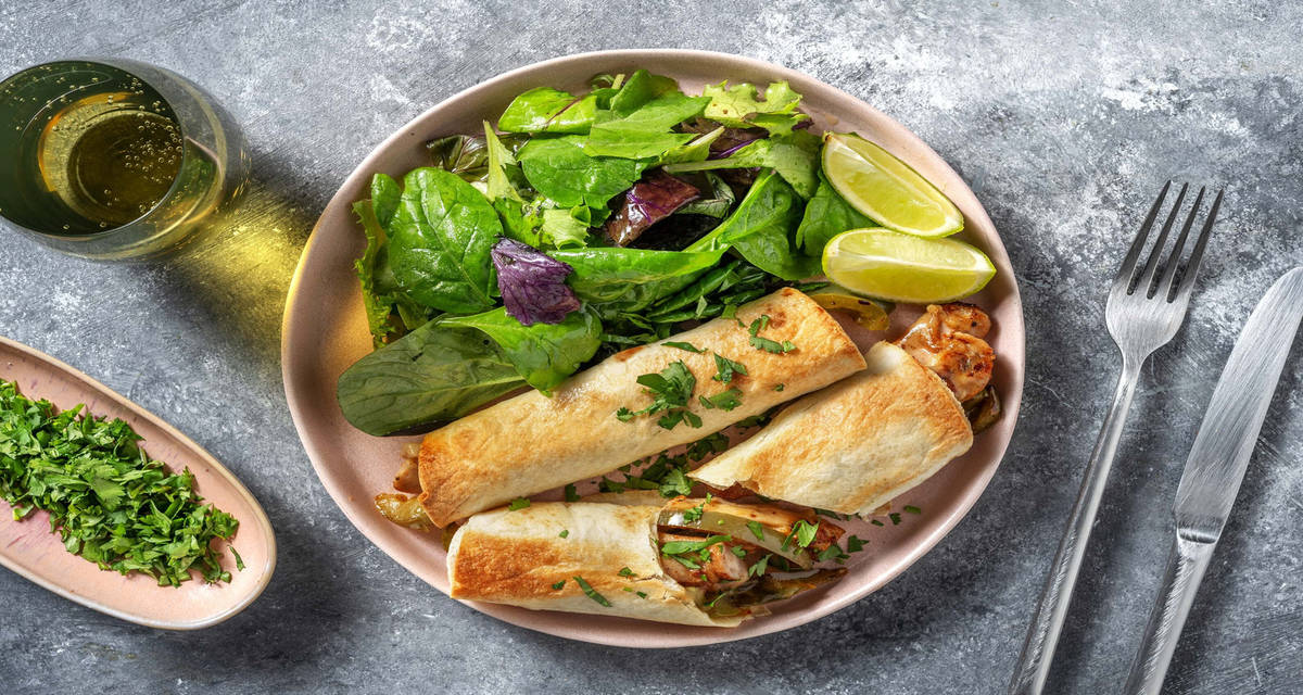 Enchiladas di pollo e peperoni verdi con besciamella light, insalata mista e coriandolo