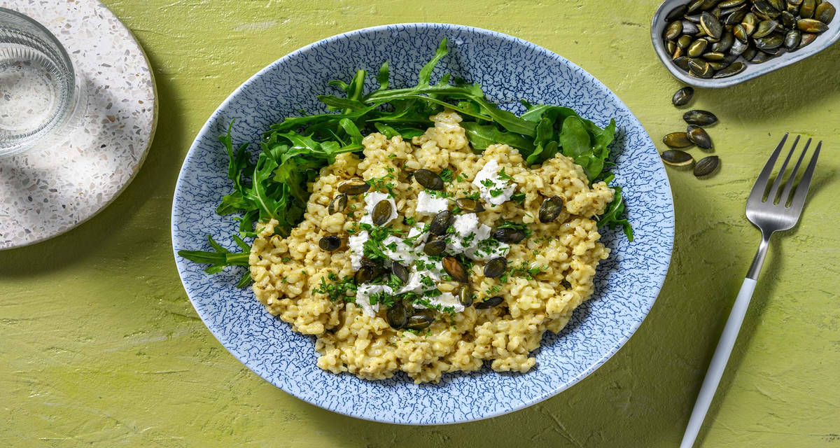 Risotto al pesto & chèvre frais avec de la roquette & du citron