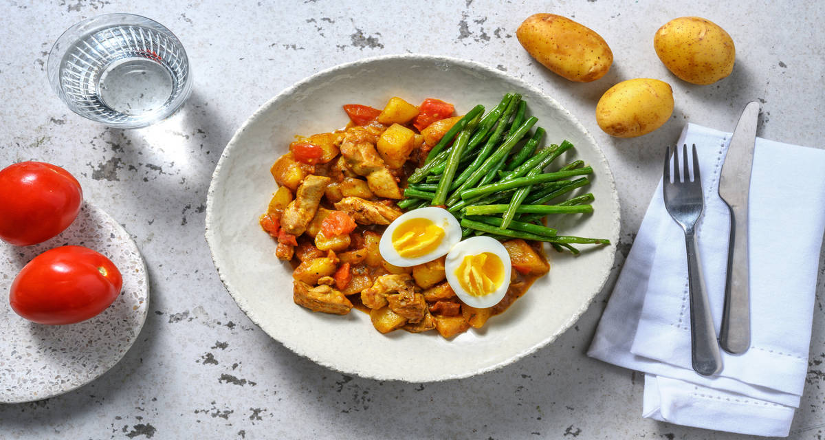 Curry de poulet à la surinamienne pommes de terre, œuf et haricots verts poêlés