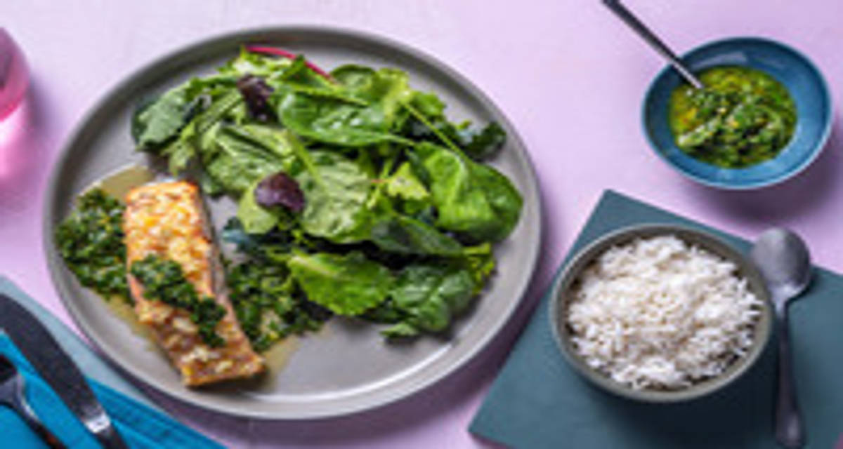 Salmone con salsa verde agrumata con insalata e riso basmati