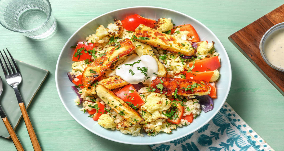 Honungs- och oreganostekt halloumi med pärlcouscous och kryddiga grönsaker