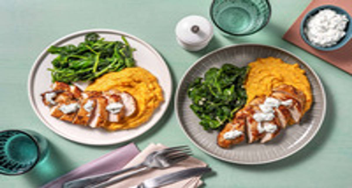 Petto di pollo su crema di carote e lenticchie con spinaci e salsa yogurt alle erbe