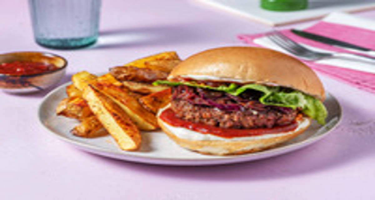 Cheeseburger Barbeque con cipolle agrodolci e patate arrosto