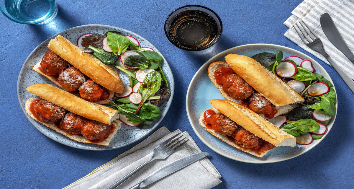 Meatball sub : sandwich aux boulettes de bœuf avec du fromage italien & une salade